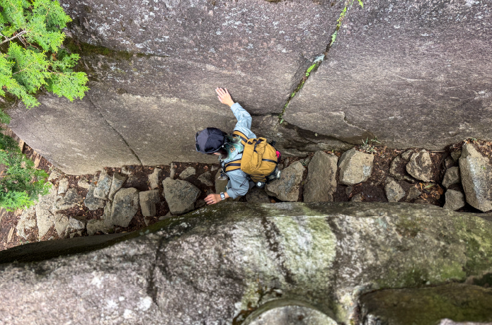 筑波山の岩に挟まれた狭い道を歩く登山者