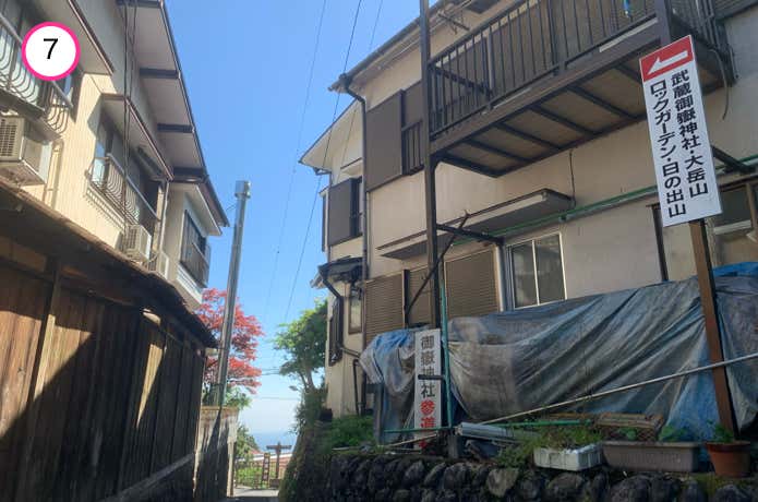 この角を右折