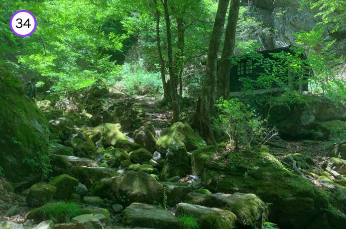 滝行用の建物が見えてくる