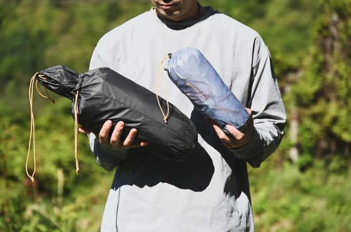 収納されたステラリッジ テント トレールを手に持つ人