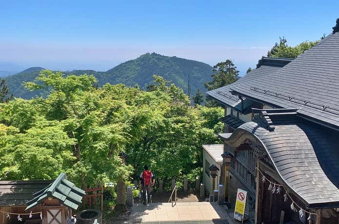 武蔵御嶽神社から望む日の出山