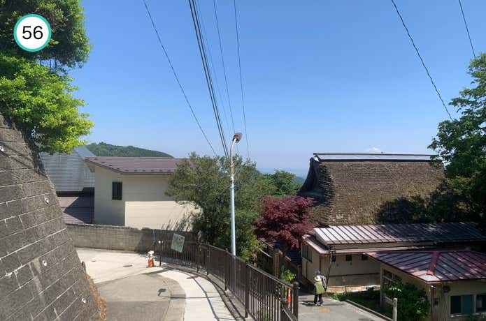舗装路を下る