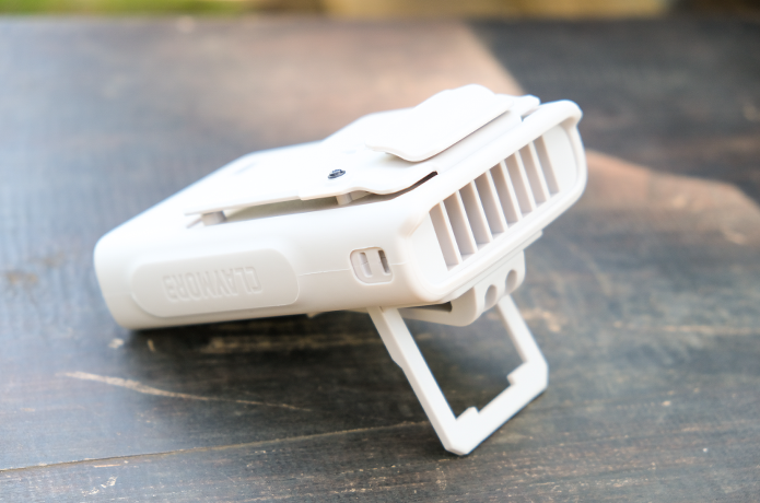 クレイモア「CLIP FAN」　テーブルに置いて使用