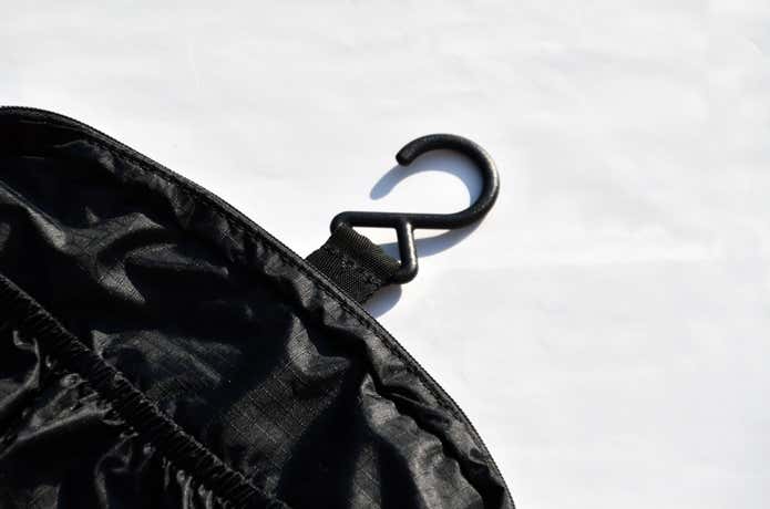 モンベルのトラベルキットパックのフック部分のアップ