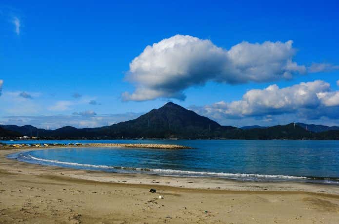 若宮海水浴場あたりから眺める青葉山