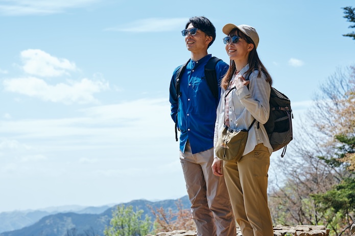 登山する男女