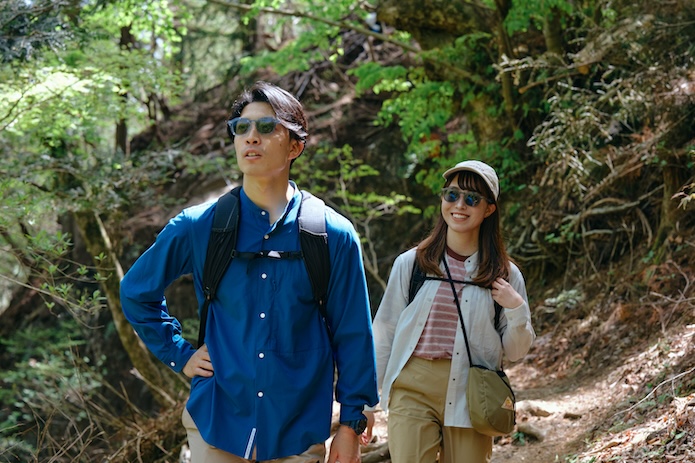 登山する男女