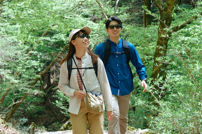 登山する男女