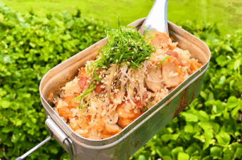 メスティンレシピ / 唐揚げと梅の炊き込みご飯