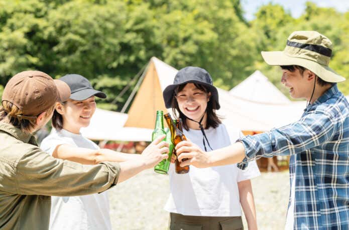 キャンプを楽しむ若者