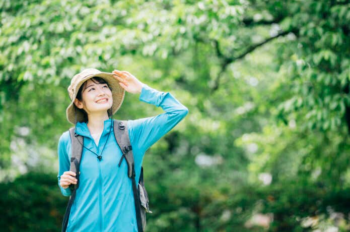 UVカットパーカーと帽子で紫外線対策をしている人
