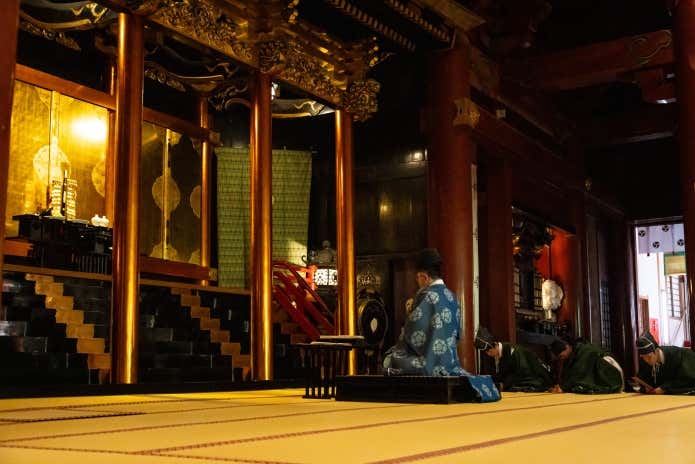 羽黒山山頂の三神合祭殿で執り行われる「朝御饌祭」。静寂に包まれた社殿で、神職による祝詞奏上が行われます。