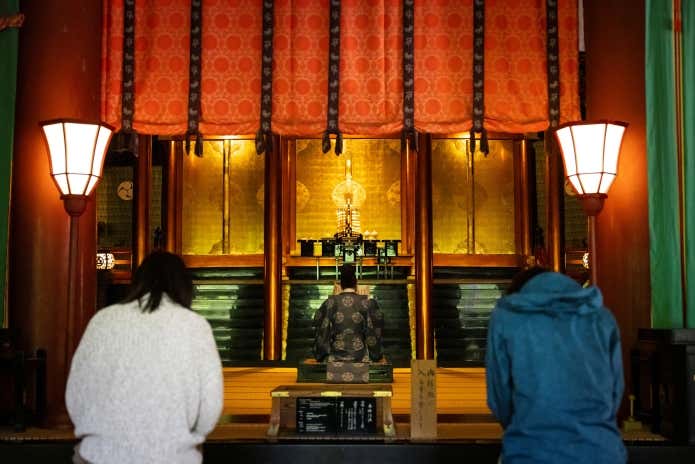 早朝の静寂に包まれた三神合祭殿で執り行われる「朝御饌祭」。宿泊者限定ツアーでは、神聖な空間で神事を間近に見学できます。
