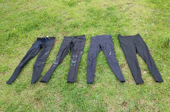 登山用タイツを並べる