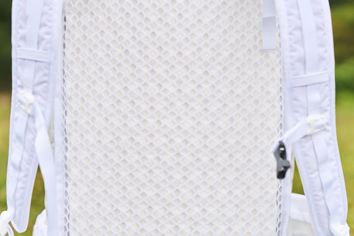 アルペンマウンテンズ「トレッキングバッグ35 with Dyneema」のメッシュ生地背面