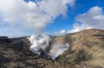 阿蘇山 噴火警戒レベル2に引き上げ｜入山規制に注意