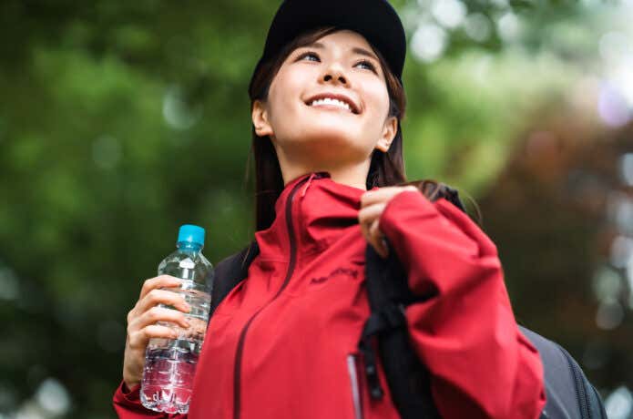 山で水分補給する女性