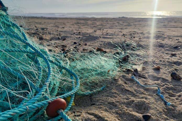 砂浜にある漁網