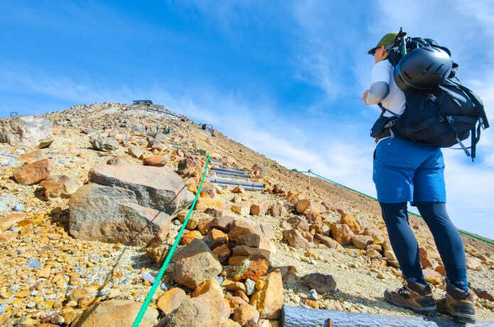 両手を空けている登山者