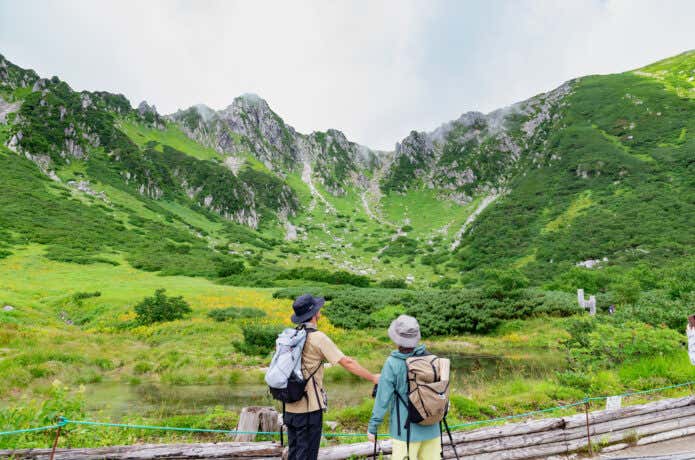 日帰り登山を楽しむ人