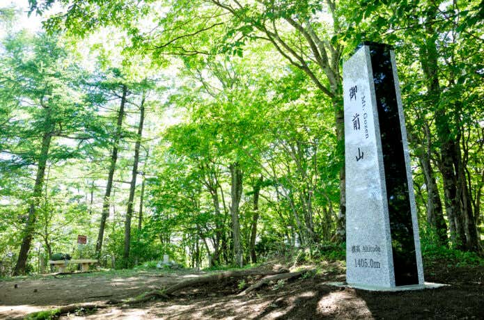 広々とした御前山の山頂