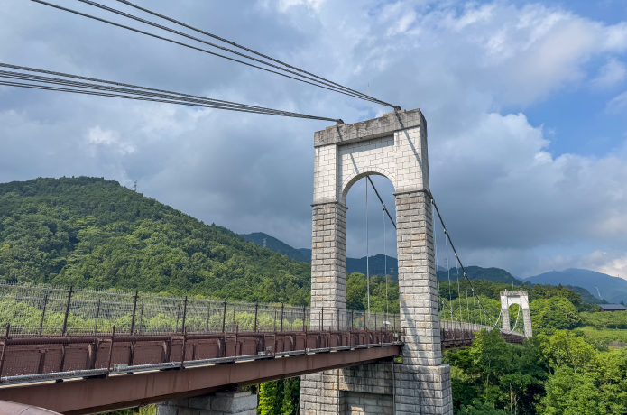 秦野⼾川公園内にある⾵の吊り橋