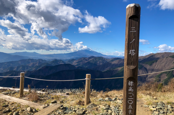 三ノ塔の標識と富士山