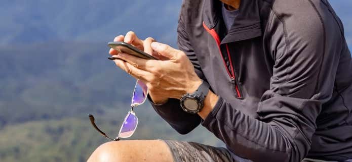 スマホを操作する登山者