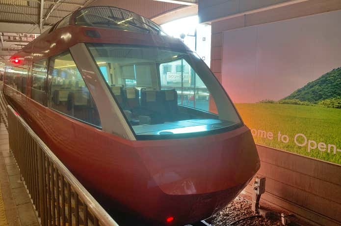 箱根湯本駅に停車中の特急ロマンスカー