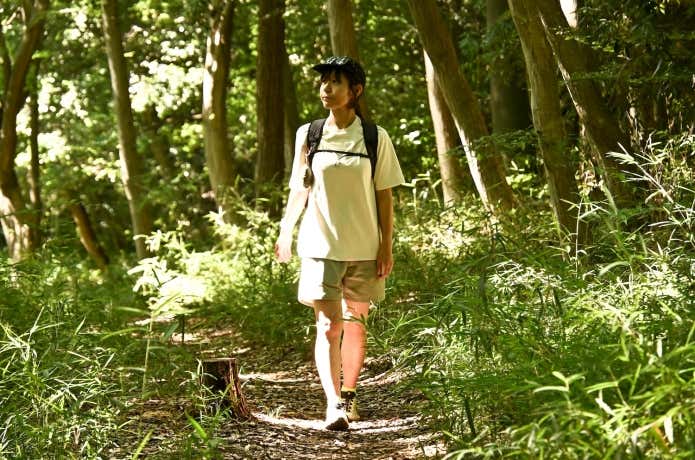 登山をする女性
