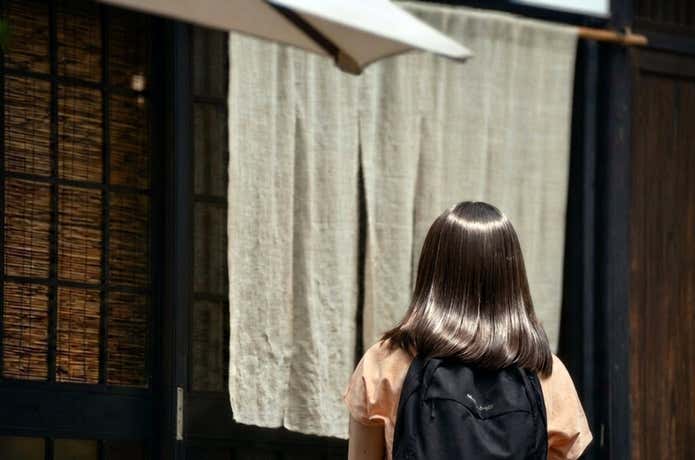 ギャラリーの入口で、中に入ろうしている女性の後ろ姿