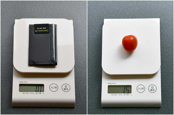 エコバッグ「FLAT AS A PANCAKE」とミニトマトを、はかりで重さ比較している様子
