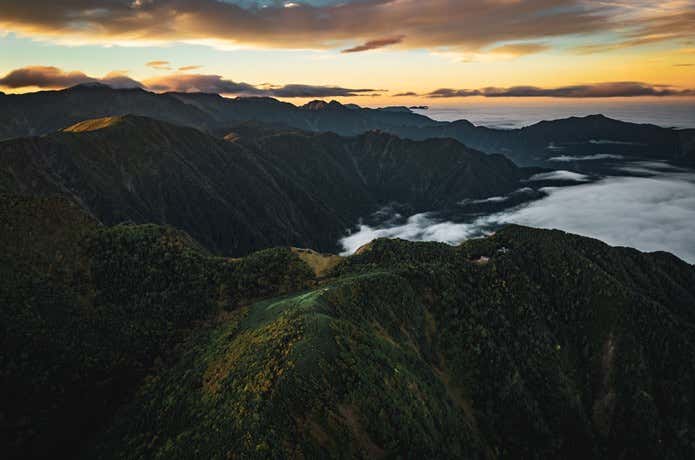 長大な尾根の景色