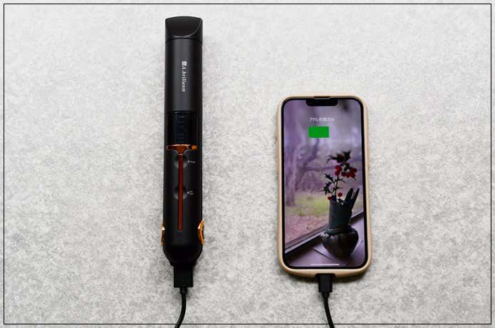 コードレスミニヘアアイロン CHI01とスマートフォンをつないで充電しているところ