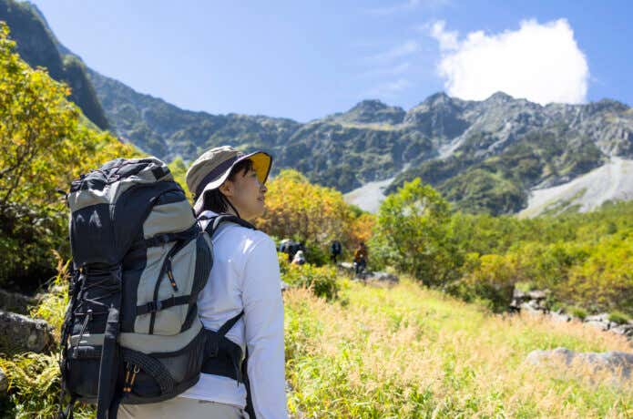 ザックを背負った登山者の後ろ姿
