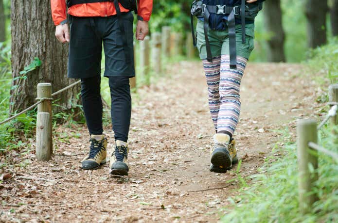 ショートパンツの下にタイツを履いて山を歩く人