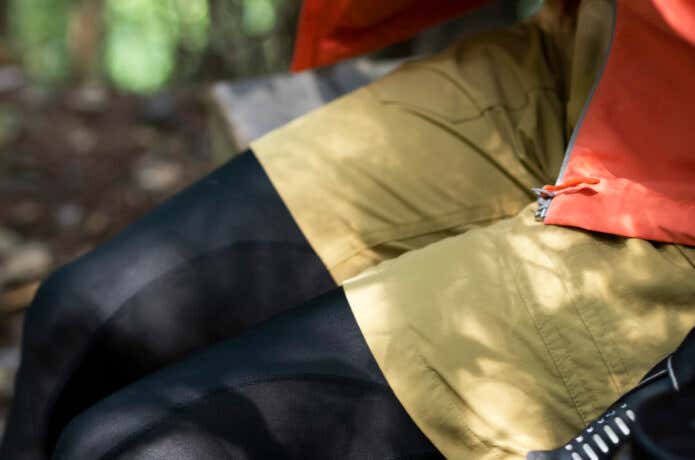 ショートパンツの登山者