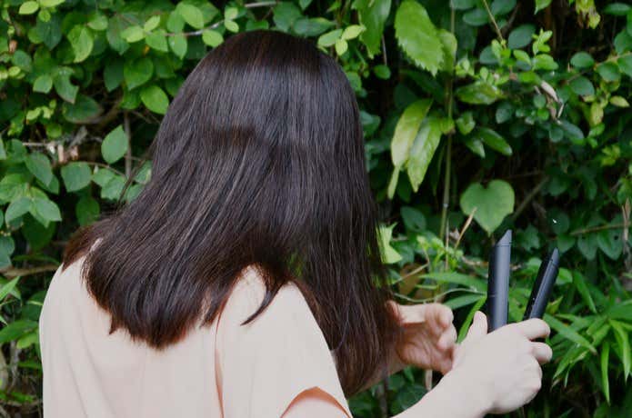 コードレスミニヘアアイロン CHI01を使って結び目の跡を目立たなくさせようとしているところ