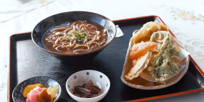 手打ちそばや山菜の天ぷら