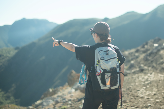 アタックザックを背負った登山者の後ろ姿
