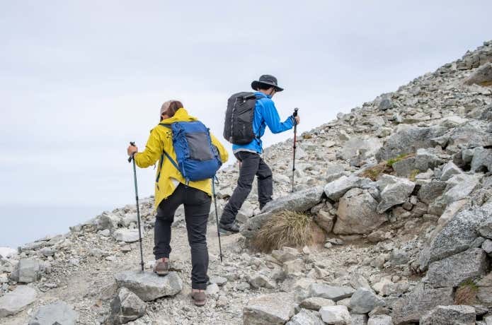 アタックザックで山頂を目指す登山者