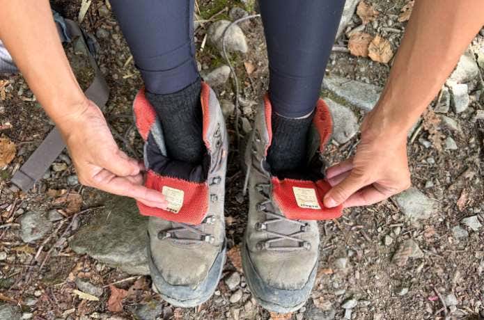 使い捨て靴下での登山シーン