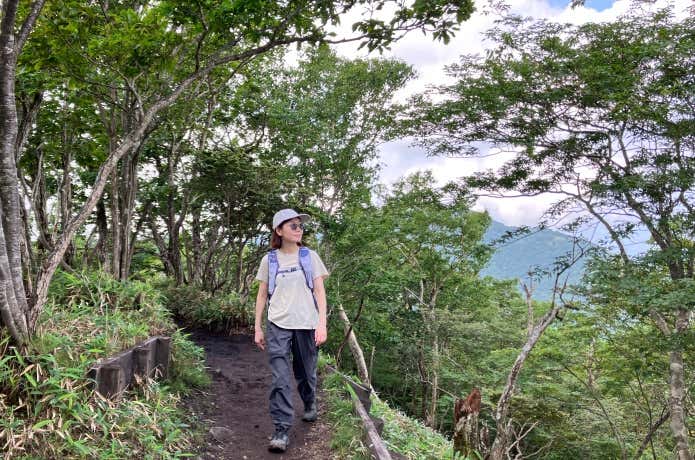 夏に山を歩く女性