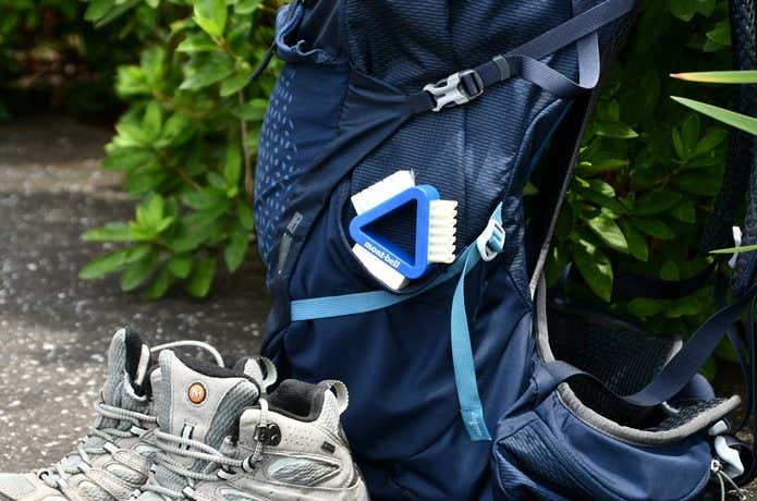 モンベル 3-Wayブーツメンテナンスブラシと登山靴、ザックの使用シーン