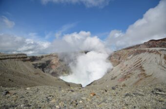 阿蘇山 噴火警戒レベル3（入山規制）に引き上げ｜高岳・中岳など登山禁止に