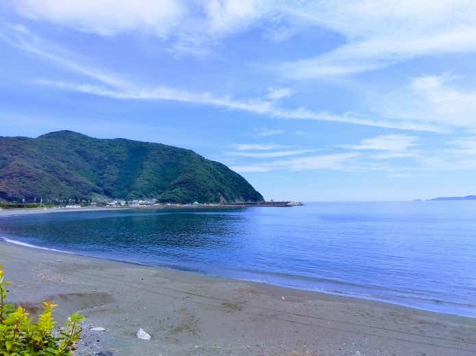 ⑥白砂のビーチと極上の海の幸「元猿海岸/元猿海水浴場」