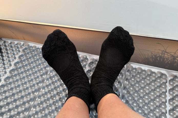 テント内で使い捨て靴下を着用