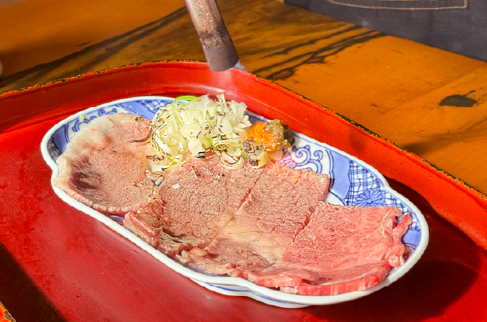 バーナーでさっと炙った、甲州⽜焼きしゃぶ