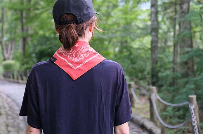 アイスバンダナタオルを首巻いた登山者の後ろ姿