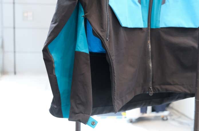 両裾のベンチレーションジップ